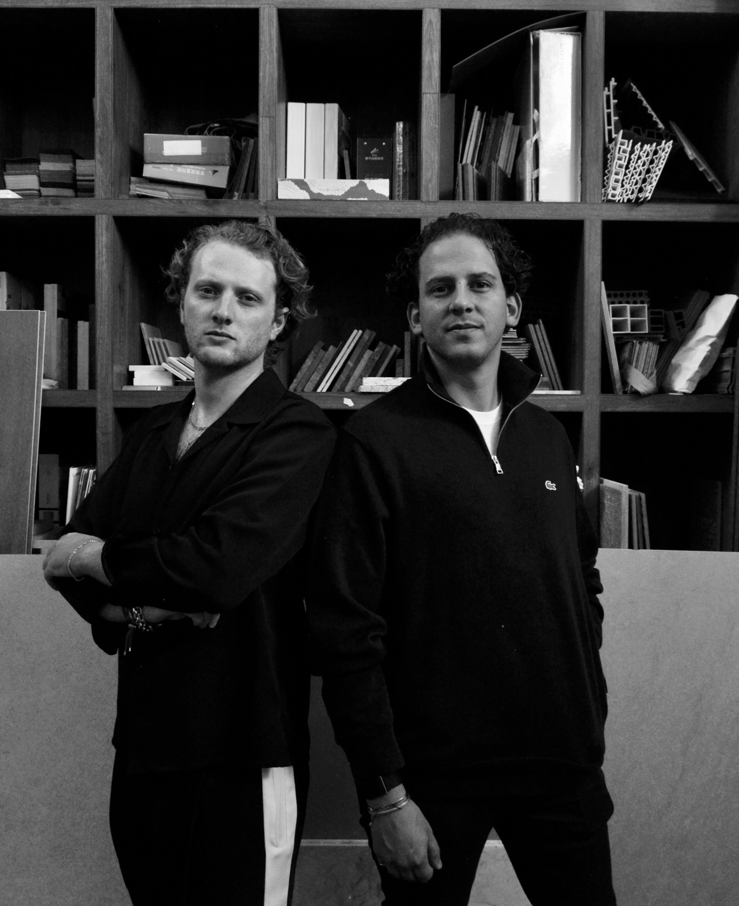 Los socios de Zyman Salame Arquitectos frente a la biblioteca de materiales del estudio
